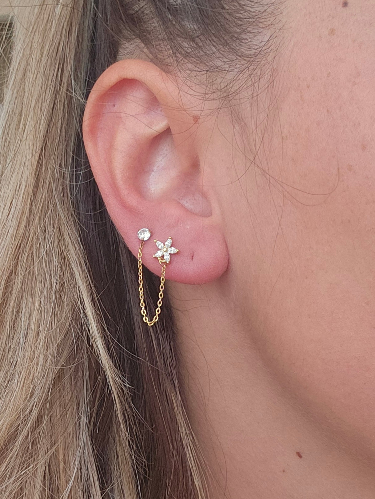 Piercing fleur avec chaine